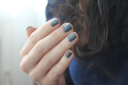 nail-art-pois-marron-bleu-rimmel-essie