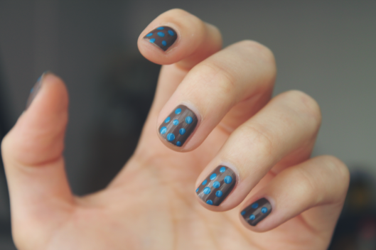 nail-art-pois-marron-bleu-rimmel-essie