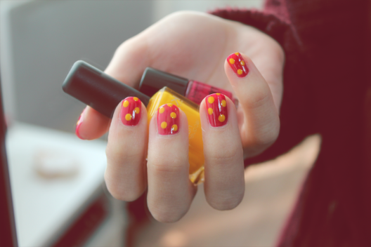 nail-art-pois-framboise-jaune-berangé-make-up-kiko